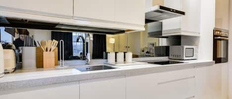 Departamento | Cocina privada | Refrigerador, microondas, horno y parrilla de estufa