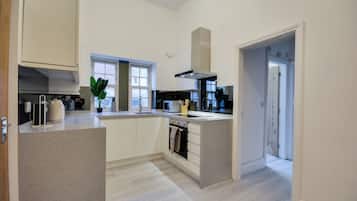 Apartamento | Cozinha privada | Geladeira, micro-ondas, fogão, cooktop