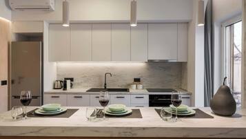 Køleskab, mikrobølgeovn, ovn, kogeplade