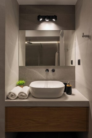 Dusche, Haartrockner, HandtĂŒcher, Shampoo