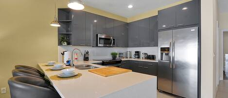 ثلاجة، ميكروويف، فرن، موقد طهي مسطح