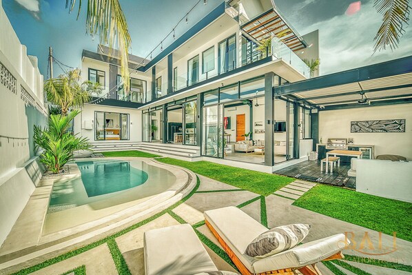 Outdoor dining - 3BR Modern Pool Villa: Enjoy Bali's most popular touristtown: Canggu! (Canggu)