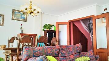 Een smart-tv en boeken