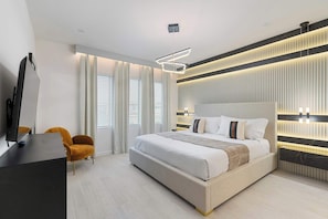 10 bedrooms, iron/ironing board, WiFi, bed sheets - 5911 Luxury 10 BD Family Home with Private Pool! (Orlando)