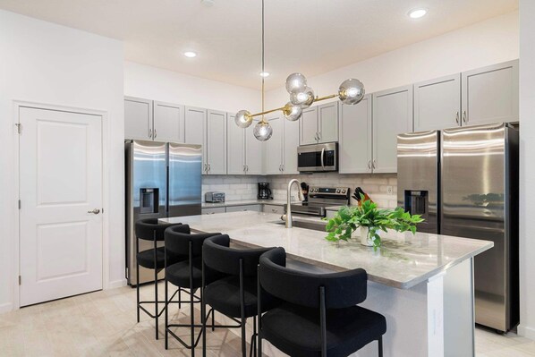 Fridge, microwave, oven, stovetop - 5911 Luxury 10 BD Family Home with Private Pool! (Orlando)