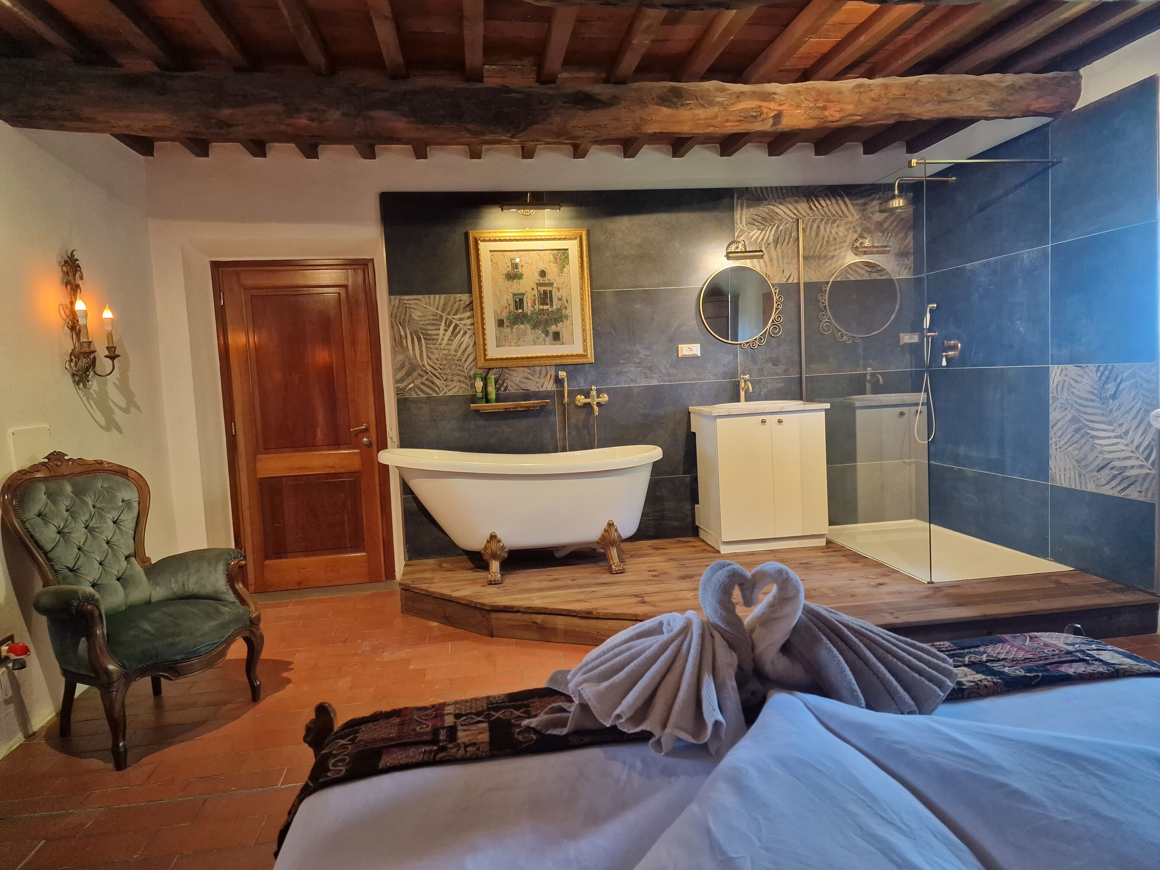 6 habitaciones, escritorio y tabla de planchar con plancha 