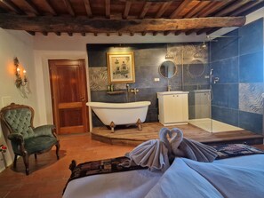 6 makuuhuonetta, työpöytä, silitysrauta/-lauta, vauvan matkasänky