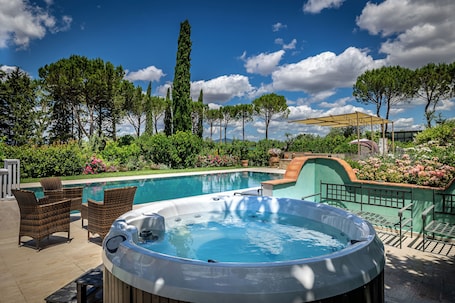 Piscina all'aperto. Villa Dei Pavoni - Luxury Villa on top of hills in Florence