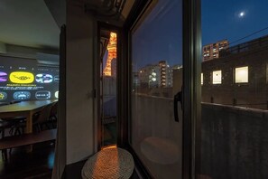 Leilighet, byutsikt | 2 soverom, blendingsgardiner, strykejern/-brett og wi-fi (inkludert)