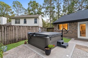 Terrace/patio - Woodlands Retreat with Pool & Game Room (Spring)