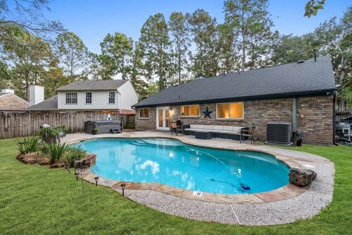 Woodlands Retreat with Pool & Game Room