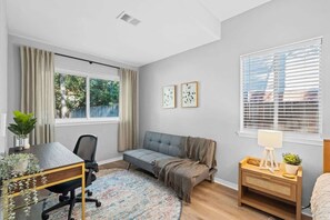 Télévision, cheminée, jeux vidéo, espaces bureaux