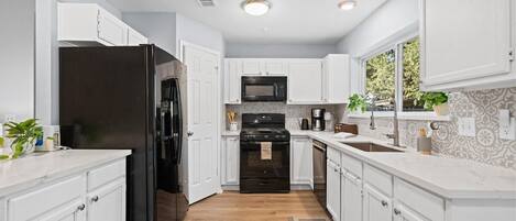 冷蔵庫、電子レンジ、オーブン、コンロ