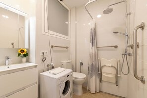 Douche, sèche-cheveux, serviettes fournies