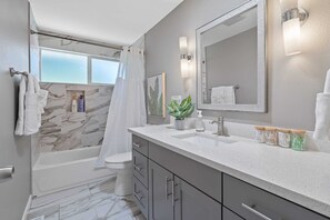 Douche, sèche-cheveux, serviettes fournies