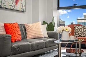 TV - Skyline View Chic 2B2B Highrise Building with Carpark (Melbourne)