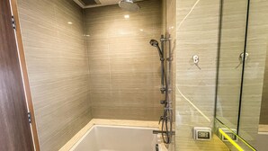 Haartrockner, Handtücher, Seife, Toilettenpapier