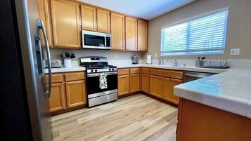 KĂŒhlschrank, Mikrowelle, Ofen, Herdplatte