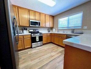 Frigorífico, microondas, horno y placa de cocina