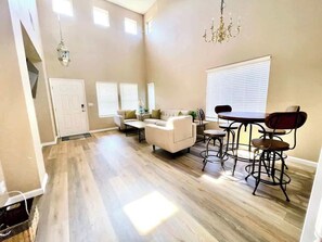 Una televisión, una chimenea