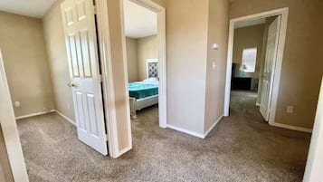 4 makuuhuonetta, silitysrauta/-lauta, vauvan matkasänky, Wi-Fi