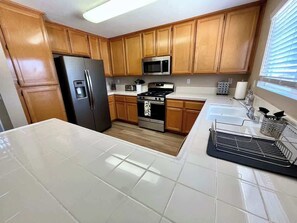 冷蔵庫、電子レンジ、オーブン、コンロ