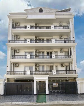 Front of property - MIYABI HOTEL (Gurugram)
