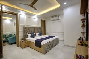 Phòng đơn Deluxe, quang cảnh thành phố | Bộ đồ giường cao cấp, nệm cao su hoạt tính (memory foam), bàn 