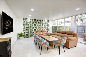 Deluxe Single Room, City View | Living area