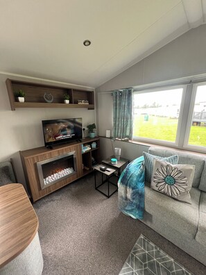 Smart-tv, een open haard en boeken