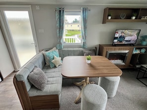 Smart TV, fireplace, books - 3-bedroom luxury tiny home with WiFi (Longniddry)