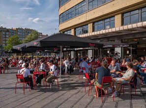 Outdoor dining - Beautiful 2 bedroom apartment in Place Flagey bxl (Ixelles)