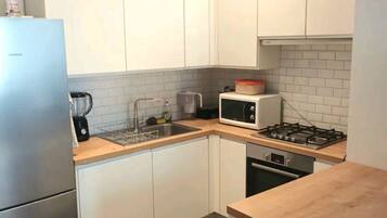 Réfrigérateur, micro-ondes, four, plaque de cuisson