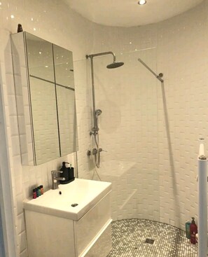 Shower, hair dryer, towels, soap - Beautiful 2 bedroom apartment in Place Flagey bxl (Ixelles)