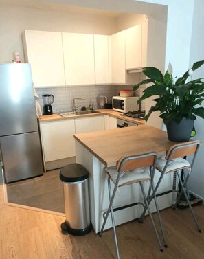 Fridge, microwave, oven, stovetop - Beautiful 2 bedroom apartment in Place Flagey bxl (Ixelles)