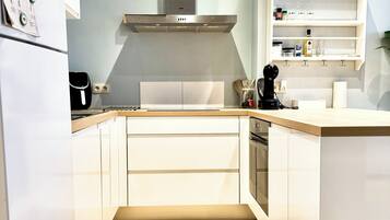 Een koelkast, een microgolfoven, een oven, een kookplaat