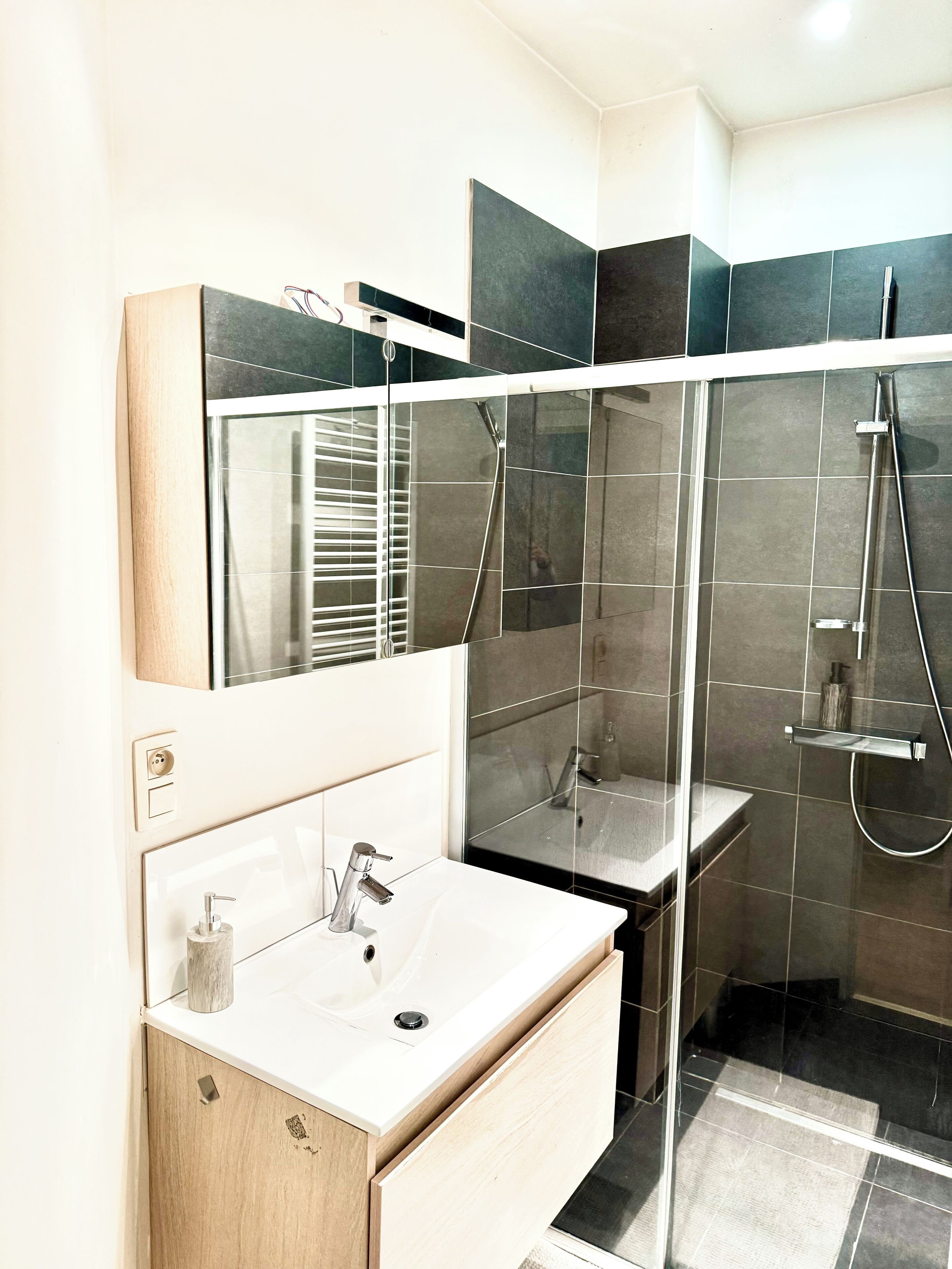 Een douche, een haardroger, handdoeken, zeep