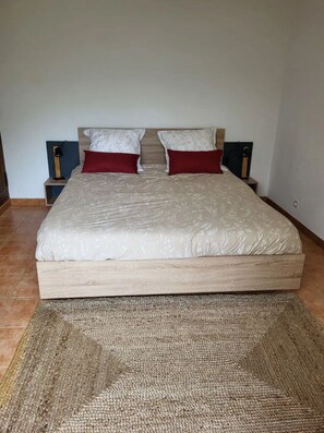 2 عدّة غرف نوم ومكواة/لوح كي وواي فاي مجانًا وملاءات أسرّة