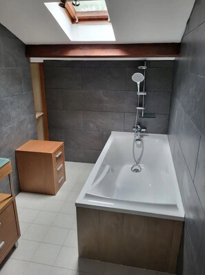 Shower, hair dryer, towels, toilet paper - Gîte Les Mourerous  (Breil sur Roya)