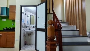 Eine Treppe mit hölzernen Geländern, die zu einer Zwischenebene führt.