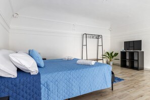 2 habitaciones, tabla de planchar con plancha y cuna de viaje 