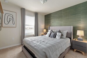 5 bedrooms, desk, travel crib, WiFi - Lazy River, Heated Pool, Themed BR & Grill! (Davenport)