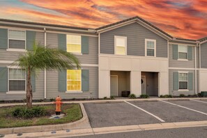 Exterior - Lazy River, Heated Pool, Themed BR & Grill! (Davenport)