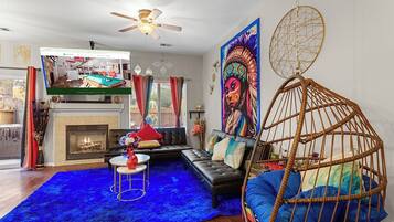 Smart TV, chimenea, videojuegos y videoteca