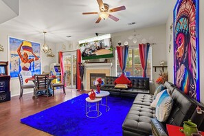 Smart TV, chimenea, videojuegos, videoteca