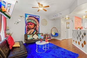 Smart TV, chimenea, videojuegos, videoteca