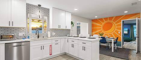 冷蔵庫、電子レンジ、オーブン、コンロ