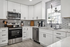 ثلاجة، ميكروويف، فرن، موقد طهي مسطح