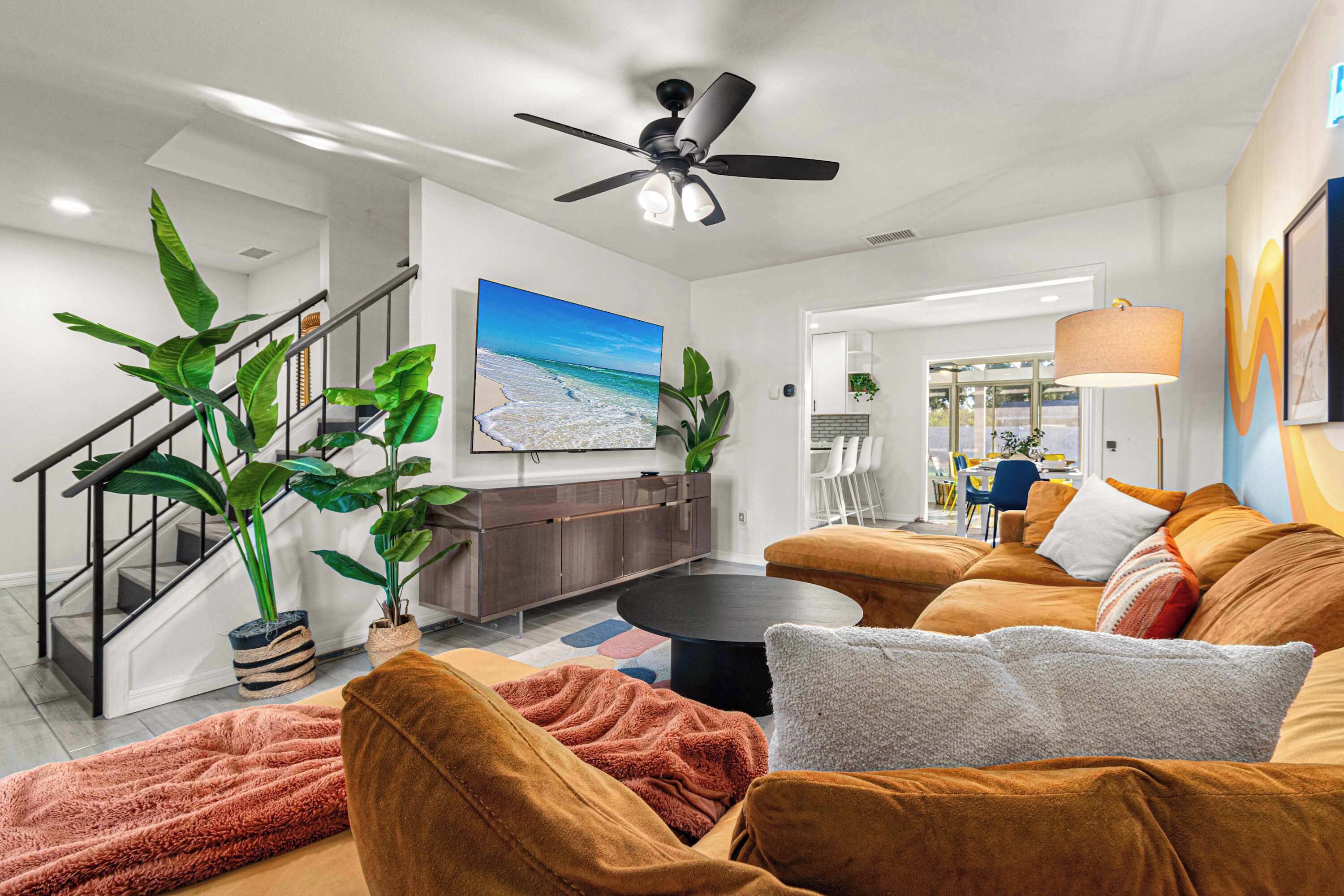 Televisión, futbolito y oficina 