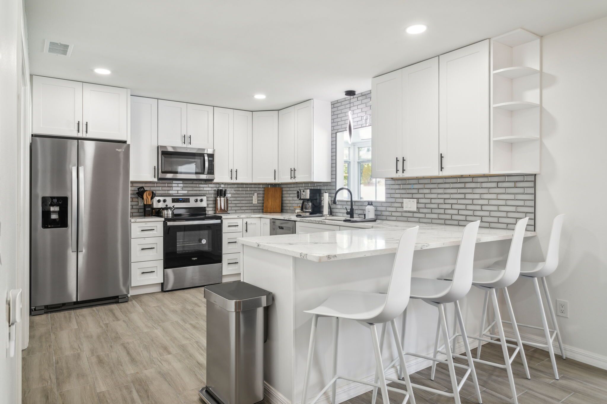 Køleskab, mikrobølgeovn, ovn, kogeplade